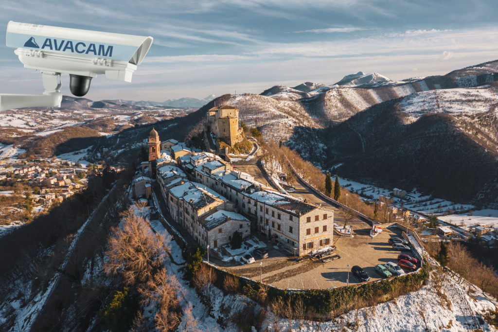 Dispositivo Avacam che punta verso un paese innevato